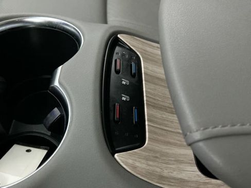 Used 2023 Toyota Venza Limited image 46