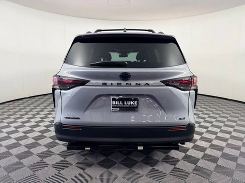 Used 2025 Toyota Sienna XLE Woodland Edition AWD/4WD image 9