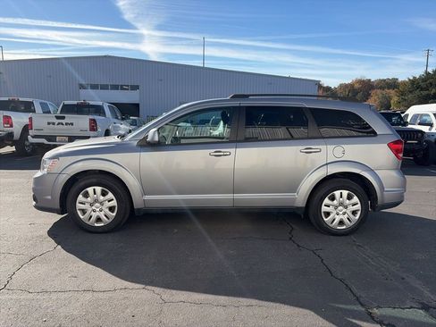 Used 2019 Dodge Journey SE image 4