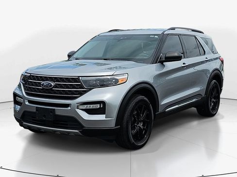 Used 2022 Ford Explorer XLT w/ Equipment Group 202A AWD/4WD image 11