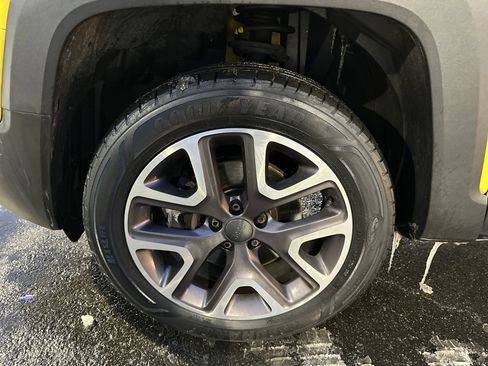 Used 2015 Jeep Renegade Latitude w/ Popular Equipment Group image 10