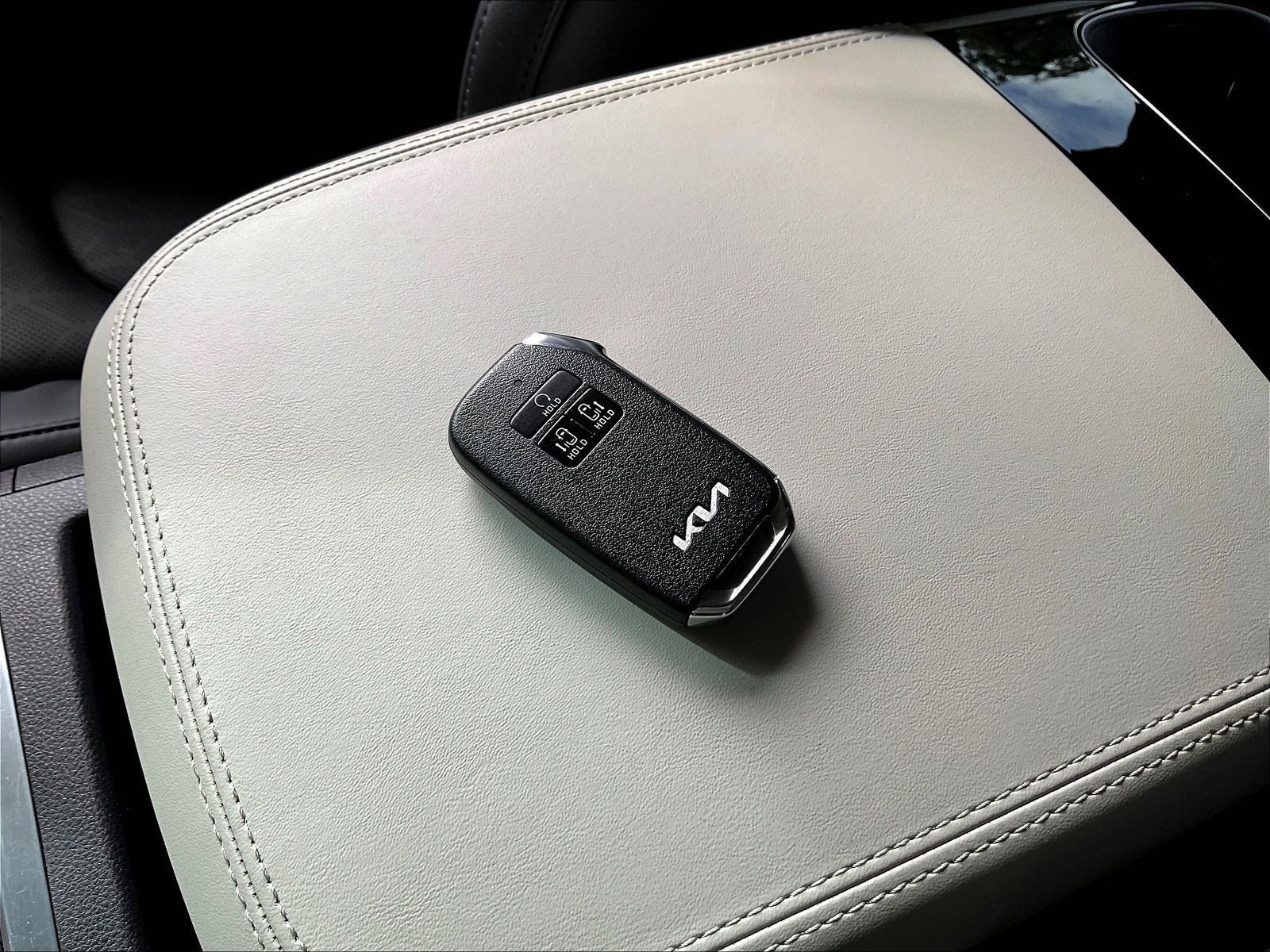 Used 2024 Kia Carnival EX FWD image 33