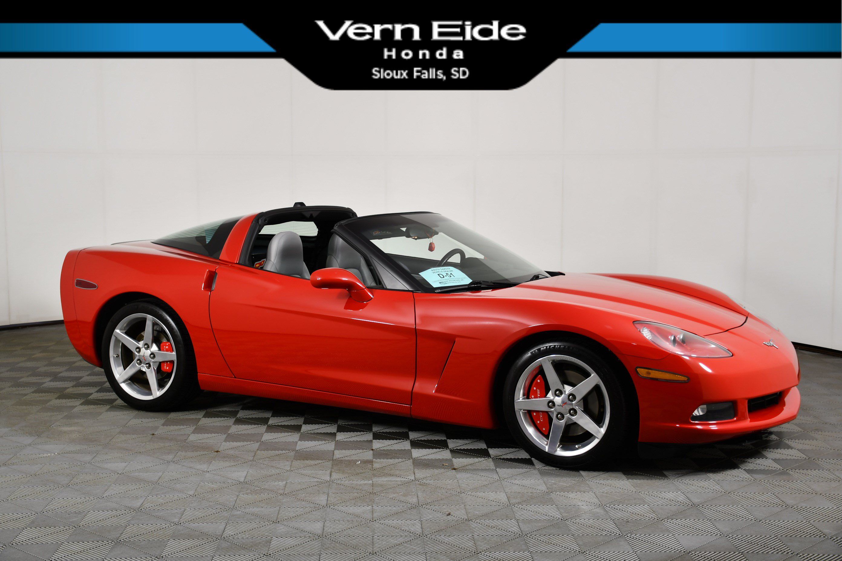 Used 2005 Chevrolet Corvette Coupe w/ Preferred Equipment Group RWD image 1