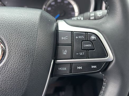 Used 2024 Toyota Highlander XLE image 28