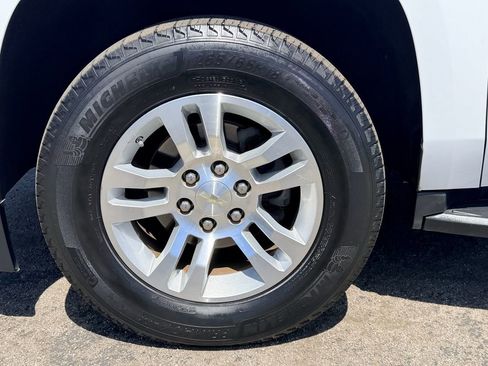 Used 2018 Chevrolet Suburban LT RWD image 11