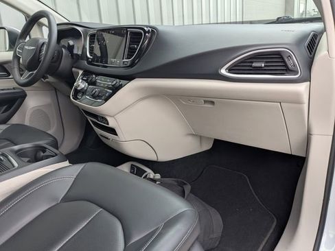 Used 2023 Chrysler Pacifica Touring-L image 29
