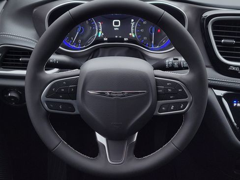 New 2026 Chrysler Pacifica Select image 13