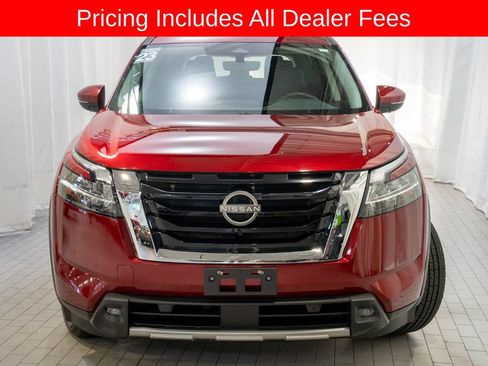 Used 2023 Nissan Pathfinder SL AWD/4WD image 2