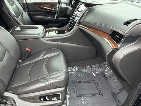 Used 2019 Cadillac Escalade Luxury AWD/4WD image 11