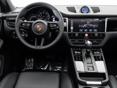 Certified 2025 Porsche Macan image 16
