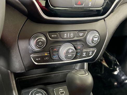 Used 2022 Jeep Cherokee Limited AWD/4WD image 15