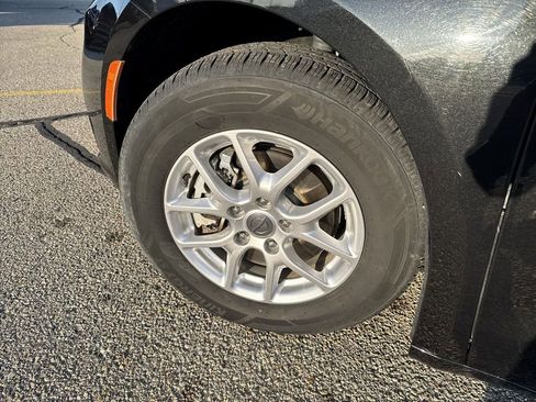 Used 2023 Chrysler Pacifica Touring-L FWD image 2