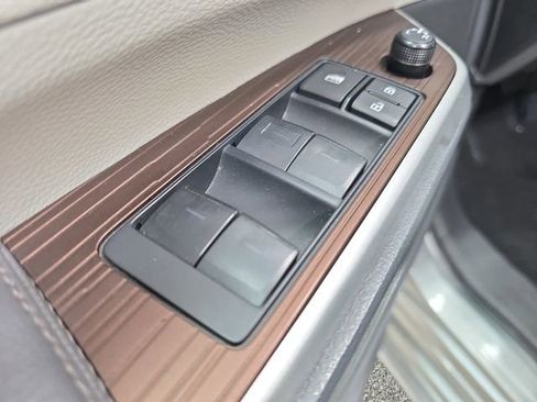 Used 2024 Toyota Sienna XLE FWD image 23
