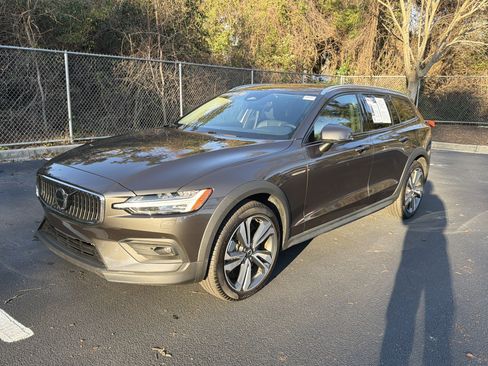 Certified 2025 Volvo V60 B5 Cross Country Plus image 14