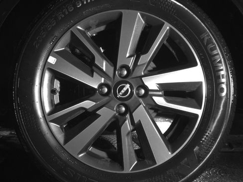 Used 2025 Nissan Versa SV FWD image 14