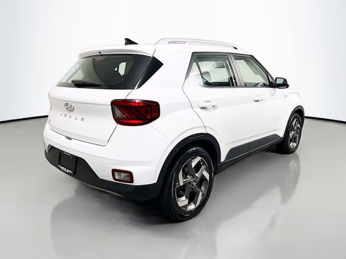 Used 2022 Hyundai Venue SEL image 4