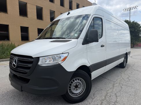 Used 2021 Mercedes-Benz Sprinter 2500 image 1