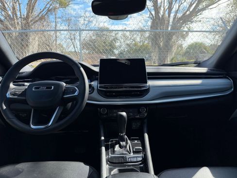 Used 2025 Jeep Compass Limited image 17