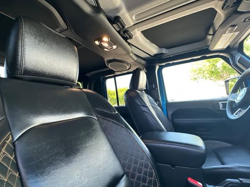 Used 2023 Jeep Gladiator Overland AWD/4WD image 17
