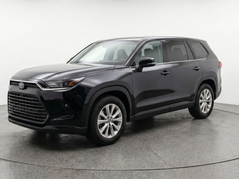 Used 2025 Toyota Grand Highlander FWD image 3