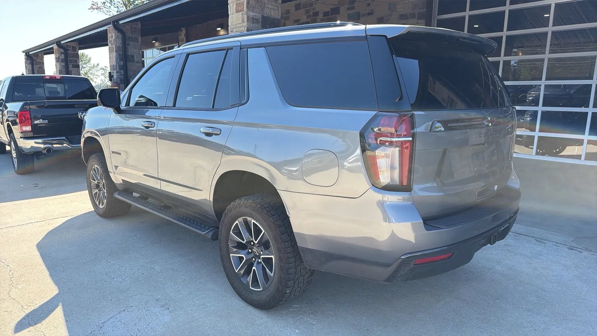 Used 2021 Chevrolet Tahoe Z71 w/ Luxury Package AWD/4WD image 4