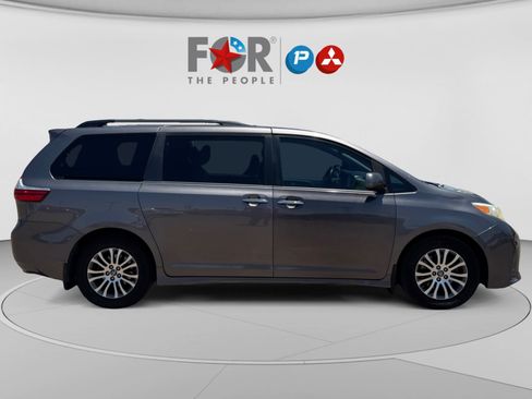 Used 2018 Toyota Sienna XLE w/ XLE Navigation Package FWD image 5