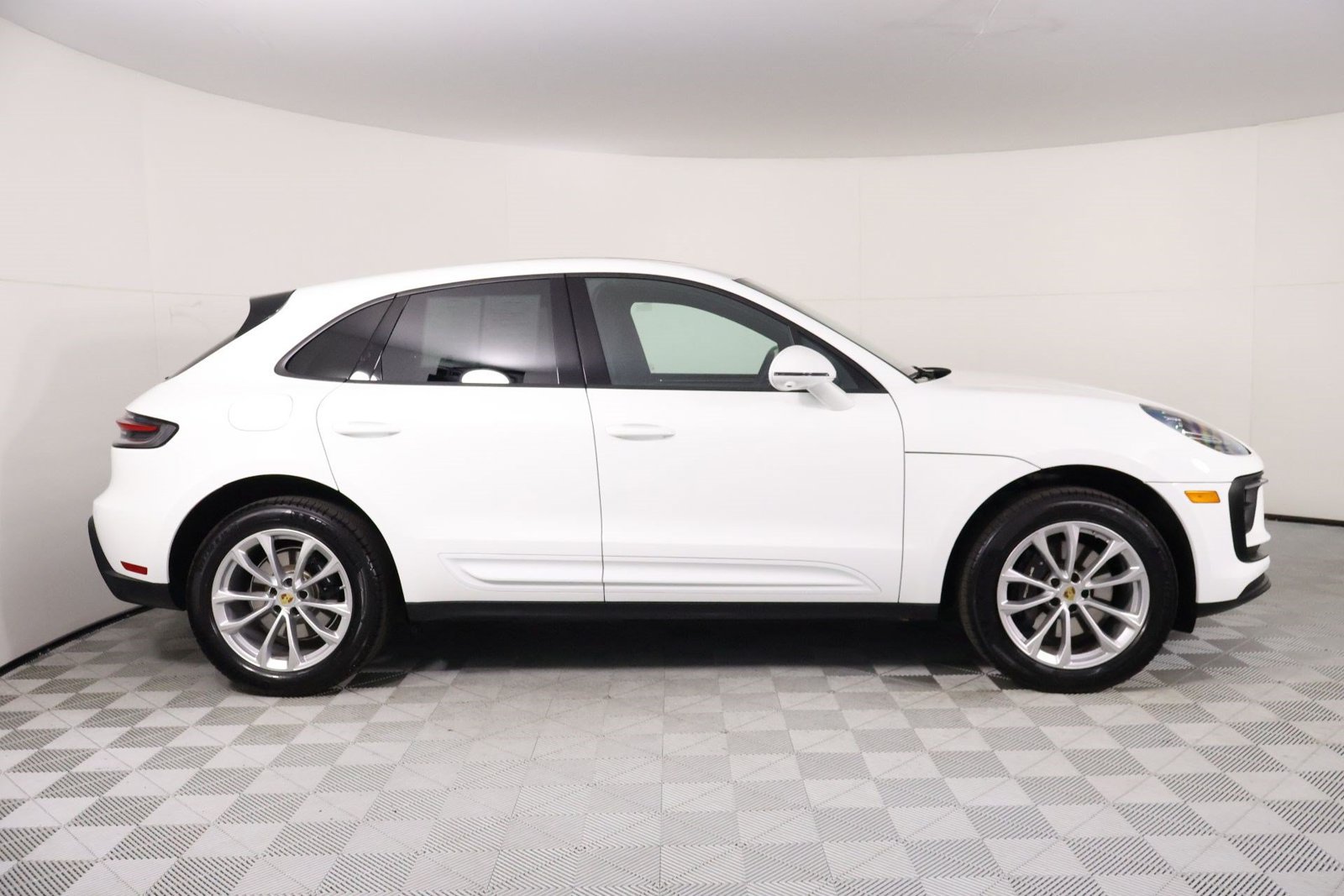 Certified 2026 Porsche Macan AWD/4WD image 8