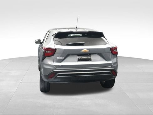 Used 2025 Chevrolet Trax LS w/ LS Convenience Package FWD image 4