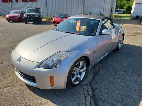 Used 2006 Nissan 350Z Enthusiast w/ (S02) Side Air Bags Pkg image 4
