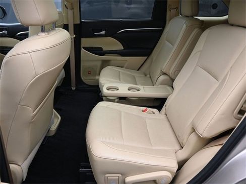 Used 2015 Toyota Highlander Limited image 12