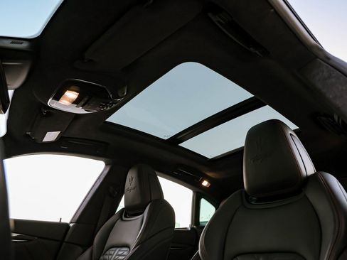 Used 2022 Maserati Levante Trofeo image 20