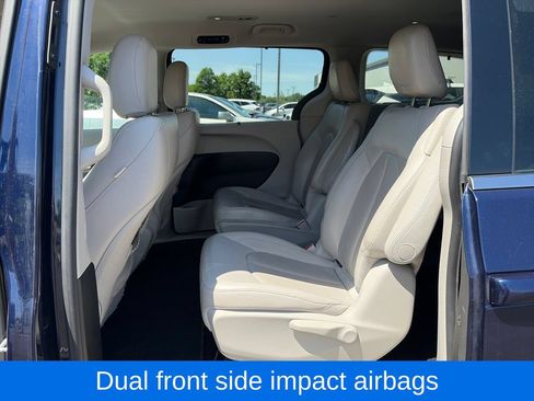 Used 2018 Chrysler Pacifica Touring-L FWD image 26