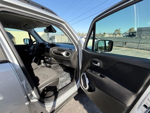 Used 2018 Jeep Renegade Latitude w/ Popular Equipment Group image 23