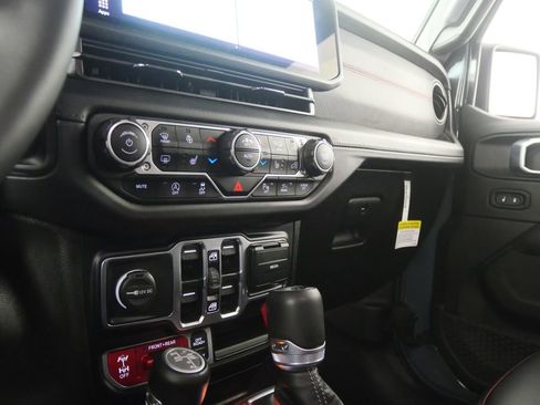 Used 2024 Jeep Wrangler Unlimited Rubicon AWD/4WD image 16