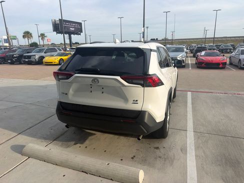 Used 2021 Toyota RAV4 LE AWD/4WD image 6