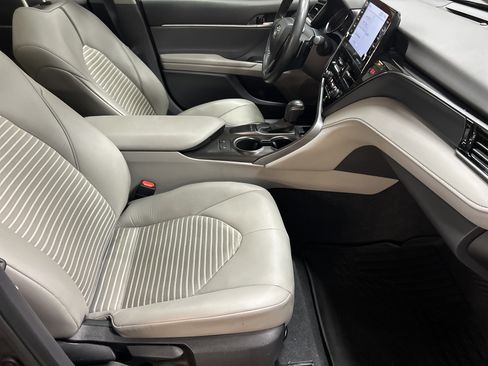 Used 2024 Toyota Camry SE w/ Cold Weather Package FWD image 32