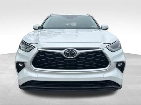 Used 2022 Toyota Highlander XLE AWD/4WD image 8