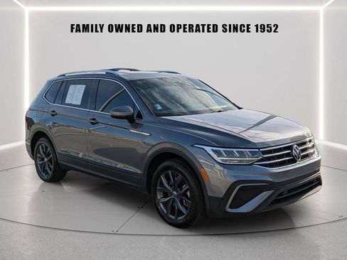 Used 2023 Volkswagen Tiguan SE w/ Panoramic Sunroof Package FWD image 6
