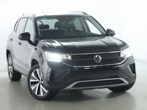 Certified 2022 Volkswagen Taos SE w/ Panoramic Sunroof Package AWD/4WD image 2