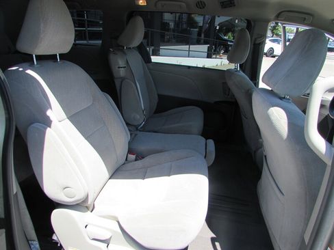 Used 2017 Toyota Sienna LE FWD image 27