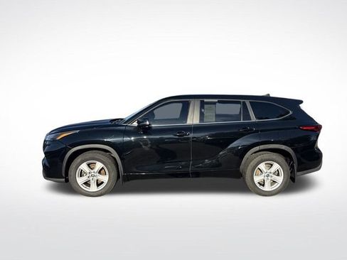 Used 2023 Toyota Highlander LE AWD/4WD image 6