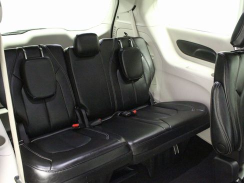 Used 2023 Chrysler Pacifica Touring-L FWD image 20