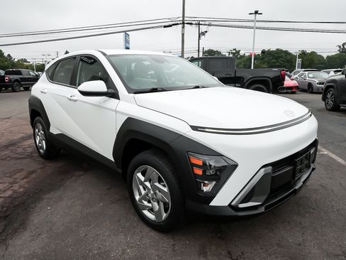 Used 2024 Hyundai Kona SE AWD/4WD image 3