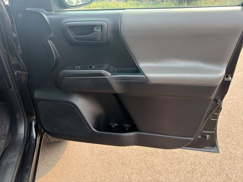 Used 2018 Toyota Tacoma SR AWD/4WD image 13