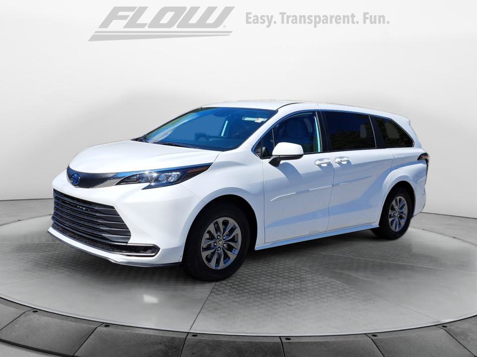 Used 2025 Toyota Sienna LE AWD/4WD image 4