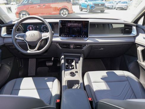 Used 2025 Volkswagen Tiguan SE image 18