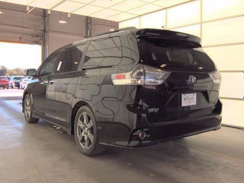 Used 2017 Toyota Sienna SE FWD image 4