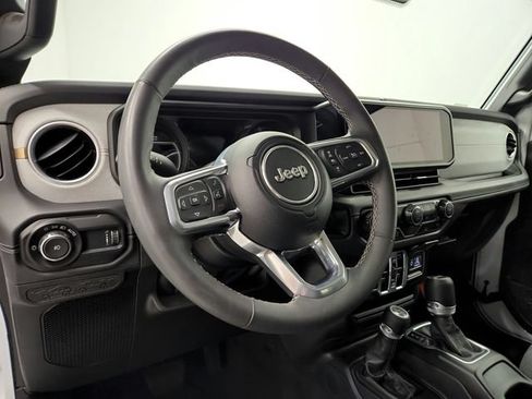 Used 2025 Jeep Wrangler Unlimited Sahara AWD/4WD image 17
