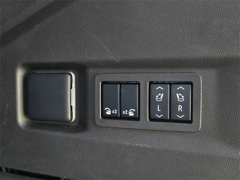 Used 2022 GMC Yukon SLT w/ SLT Premium Package image 16