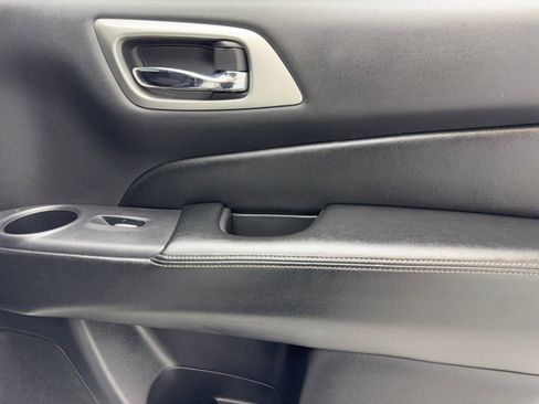 Used 2018 Nissan Pathfinder SV image 47